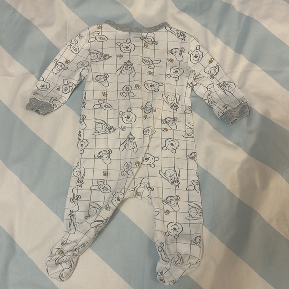 Disney - Winnie the Pooh - long sleeve newborn footed sleeper. Size 0-3 months - Picture 3 of 3